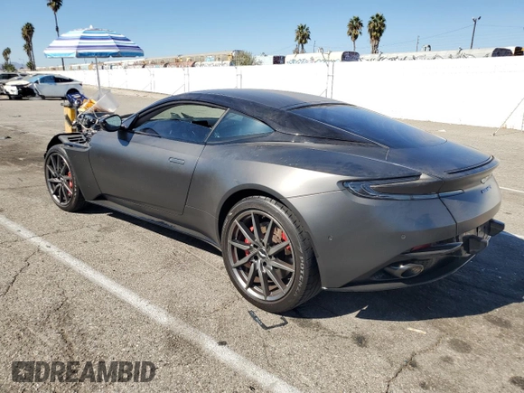 2018 Aston Martin DB11 z VIN SCFRMFAV1JGL05008, wystawiony jako Copart lot #77024394 z przebiegiem Nie podano mil oraz Szkody całkowita. Historia ofert i sprzedaży dostępna na DreamBid. Obrazek 2.