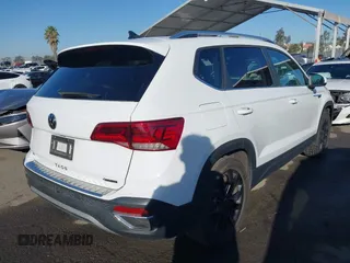 2022 Volkswagen Taos SE z VIN 3VVLX7B20NM097528, wystawiony jako IAAI lot #41152253 z przebiegiem 45 607 mil mil oraz . Historia ofert i sprzedaży dostępna na DreamBid. Obrazek 4.