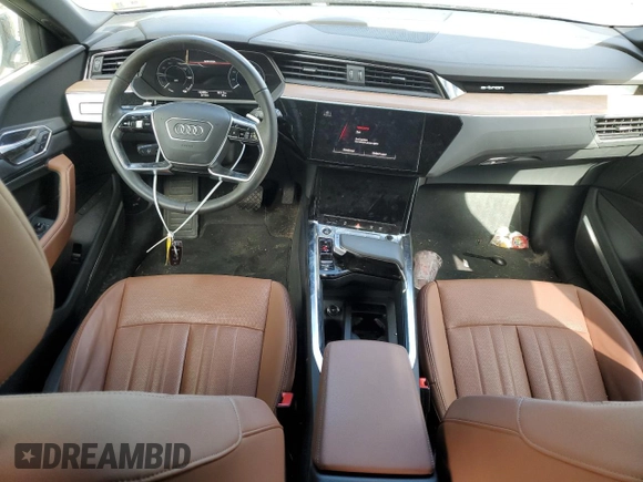2024 Audi Q8 e-tron Premium Plus z VIN WA15AAGE7RB021353, wystawiony jako Copart lot #72987414 z przebiegiem 13 360 mil mil oraz Szkoda całkowita • Salvage title. Historia ofert i sprzedaży dostępna na DreamBid. Obrazek 8.