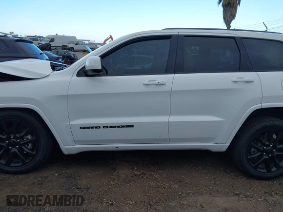 2018 Jeep Grand Cherokee Altitude with VIN 1C4RJEAGXJC153479, listed as a IAAI auction lot 41493917 with 83,589 mi miles. Bid and sale history available at carsss.com. Image 13.