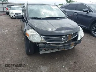 2011 Nissan Versa S z VIN 3N1BC1CPXBL367494, wystawiony jako IAAI lot #42139373 z przebiegiem 151 019 mil mil oraz . Historia ofert i sprzedaży dostępna na DreamBid. Obrazek 6.