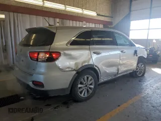 2019 Kia Sorento LX z VIN 5XYPG4A54KG480732, wystawiony jako Copart lot #87833135 z przebiegiem 102 219 mil mil oraz Szkody całkowita. Historia ofert i sprzedaży dostępna na DreamBid. Obrazek 3.