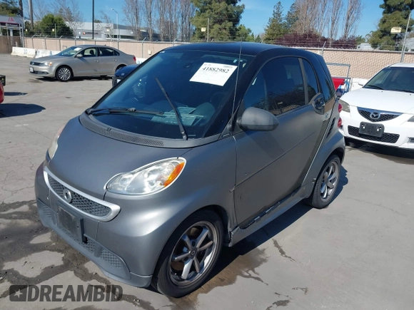 2014 Smart fortwo Pure z VIN WMEEJ3BA1EK779450, wystawiony jako IAAI lot #41882982 z przebiegiem 121 802 mil mil oraz . Historia ofert i sprzedaży dostępna na DreamBid. Obrazek 6.