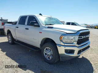 2022 Ram 2500 Tradesman z VIN 3C6UR5CJ6NG321995, wystawiony jako IAAI lot #42427898 z przebiegiem 103 077 mil mil oraz . Historia ofert i sprzedaży dostępna na DreamBid. Obrazek 1.