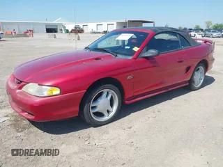 1995 Ford Mustang z VIN 1FALP45T9SF108805, wystawiony jako IAAI lot #41973172 z przebiegiem 81 796 mil mil oraz . Historia ofert i sprzedaży dostępna na DreamBid. Obrazek 2.