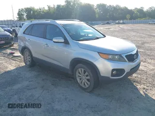 2011 Kia Sorento EX z VIN 5XYKU4A25BG022240, wystawiony jako IAAI lot #42258080 z przebiegiem 279 083 mil mil oraz . Historia ofert i sprzedaży dostępna na DreamBid. Obrazek 1.