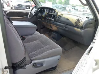 1999 Dodge 1500 z VIN 3B7HC13Z3XM535941, wystawiony jako IAAI lot #42174202 z przebiegiem 169 349 mil mil oraz . Historia ofert i sprzedaży dostępna na DreamBid. Obrazek 5.