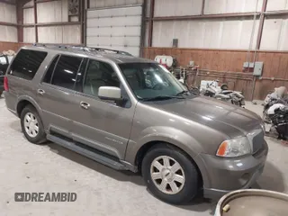 2003 Lincoln Navigator Luxury z VIN 5LMFU28RX3LJ10286, wystawiony jako IAAI lot #41943993 z przebiegiem 130 194 mil mil oraz . Historia ofert i sprzedaży dostępna na DreamBid. Obrazek 1.
