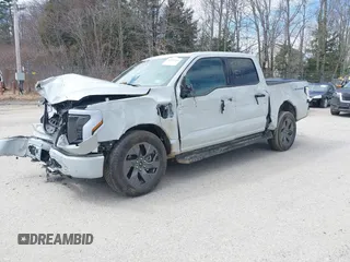 2024 Ford F-150 Lightning Lariat z VIN 1FT6W5L73RWG16719, wystawiony jako IAAI lot #41889644 z przebiegiem 5031 mil mil oraz . Historia ofert i sprzedaży dostępna na DreamBid. Obrazek 2.