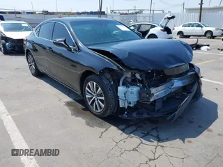 2020 Lexus ES 350 Ultra Luxury z VIN 58ACZ1B17LU073981, wystawiony jako IAAI lot #42444557 z przebiegiem 133 715 mil mil oraz . Historia ofert i sprzedaży dostępna na DreamBid. Obrazek 1.