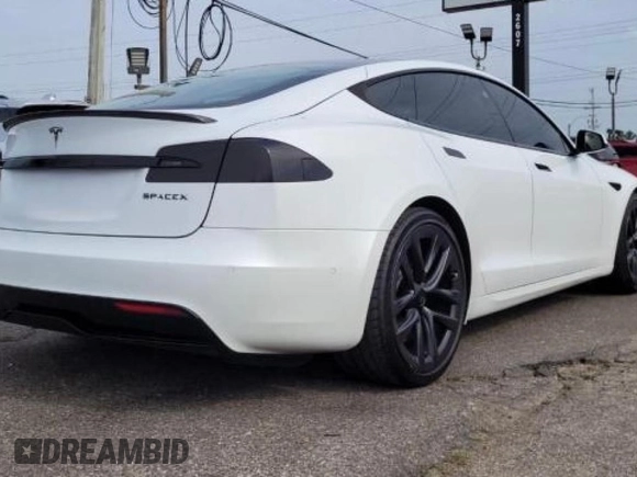 2022 Tesla Model S z VIN 5YJSA1E56NF472017, wystawiony jako Copart lot #67321925 z przebiegiem 59 665 mil mil oraz Czysty tytuł • Clean title. Historia ofert i sprzedaży dostępna na DreamBid. Obrazek 4.