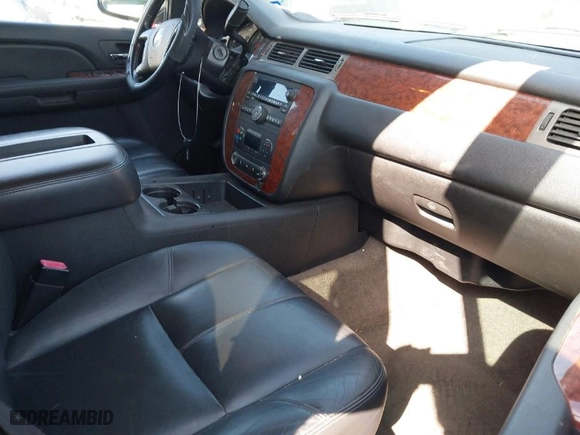 2008 Chevrolet Suburban LT w/3LT with VIN 3GNFC16058G131809, listed as a IAAI auction lot 41970742 with 208,767 mi miles. Bid and sale history available at carsss.com. Image 5.