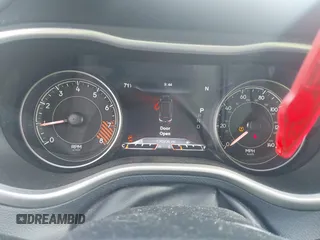 2014 Jeep Cherokee Limited z VIN 1C4PJLDS0EW202737, wystawiony jako IAAI lot #42347713 z przebiegiem 136 906 mil mil oraz . Historia ofert i sprzedaży dostępna na DreamBid. Obrazek 7.