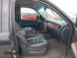 2008 Chevrolet Tahoe LTZ z VIN 1GNFK13018R143737, wystawiony jako IAAI lot #42220433 z przebiegiem 198 598 mil mil oraz . Historia ofert i sprzedaży dostępna na DreamBid. Obrazek 5.