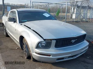 2005 Ford Mustang Deluxe with VIN 1ZVFT80N955140082, listed as a IAAI auction lot 41711933 with 88,633 mi miles. Bid and sale history available at carsss.com. Image 1.