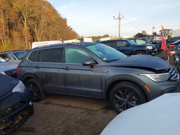 2022 Volkswagen Tiguan SE with VIN 3VV2B7AX9NM027422, listed as a IAAI auction lot 40736336 with 25,876 mi miles. Bid and sale history available at carsss.com. Image 13.