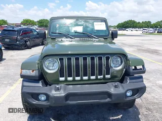 2022 Jeep Wrangler Unlimited Sahara z VIN 1C4HJXEN3NW242458, wystawiony jako IAAI lot #42352073 z przebiegiem 26 154 mil mil oraz . Historia ofert i sprzedaży dostępna na DreamBid. Obrazek 6.