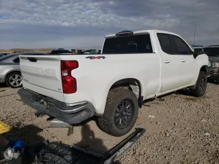 2020 Chevrolet Silverado 1500 LT with VIN 1GCRYDED6LZ172035, listed as a Copart auction lot 45418165 with 55,285 mi miles and Salvage Title. Bid and sale history available at carsss.com. Image 3.