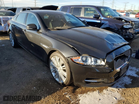2015 Jaguar XJ Portfolio z VIN SAJWJ2GD9F8V85717, wystawiony jako Copart lot #82539734 z przebiegiem 113 721 mil mil oraz Szkoda całkowita • Salvage title. Historia ofert i sprzedaży dostępna na DreamBid. Obrazek 4.