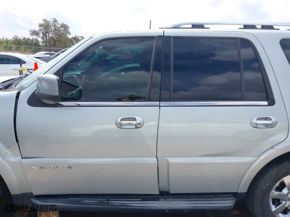 2005 Lincoln Navigator Luxury with VIN 5LMFU27505LJ13960, listed as a IAAI auction lot 41893770 with 1 mi miles. Bid and sale history available at carsss.com. Image 15.