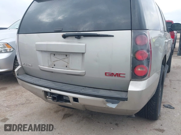 2008 GMC Yukon SLE w/3SA with VIN 1GKFC13C38R163590, listed as a IAAI auction lot 41518922 with 208,715 mi miles. Bid and sale history available at carsss.com. Image 6.