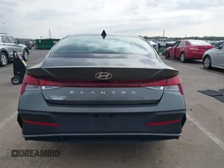 2024 Hyundai Elantra SEL z VIN KMHLM4DG9RU784034, wystawiony jako IAAI lot #41768840 z przebiegiem 8 606 mil mil oraz . Historia ofert i sprzedaży dostępna na DreamBid. Obrazek 16.
