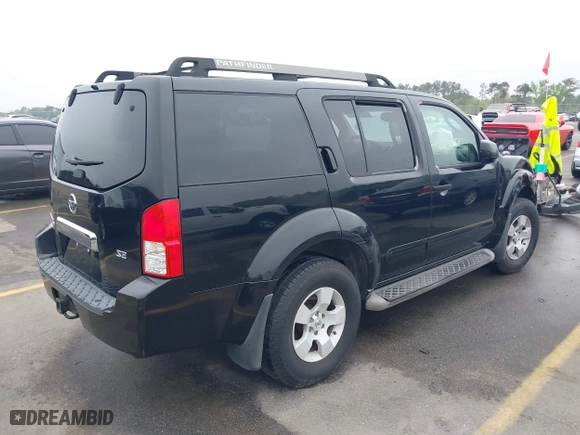2005 Nissan Pathfinder LE with VIN 5N1AR18W35C742175, listed as a IAAI auction lot 41921815 with 203,973 mi miles. Bid and sale history available at carsss.com. Image 4.