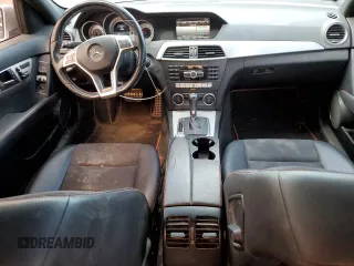 2014 Mercedes-Benz C 250 Sport z VIN WDDGF4HB5EG225934, wystawiony jako Copart lot #60107505 z przebiegiem 187 350 mil mil oraz Czysty tytuł • Clean title. Historia ofert i sprzedaży dostępna na DreamBid. Obrazek 8.