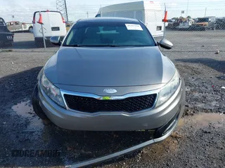 2013 Kia Optima LX z VIN 5XXGM4A70DG098022, wystawiony jako IAAI lot #42367410 z przebiegiem 131 620 mil mil oraz . Historia ofert i sprzedaży dostępna na DreamBid. Obrazek 12.