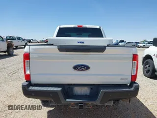 2017 Ford F-250 XLT z VIN 1FT7X2B67HEB14146, wystawiony jako IAAI lot #42256811 z przebiegiem 121 617 mil mil oraz . Historia ofert i sprzedaży dostępna na DreamBid. Obrazek 16.