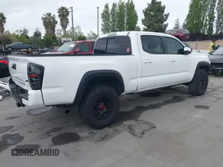 2021 Toyota Tacoma SR5 z VIN 3TMDZ5BN2MM100245, wystawiony jako IAAI lot #42078914 z przebiegiem 58 153 mil mil oraz . Historia ofert i sprzedaży dostępna na DreamBid. Obrazek 4.