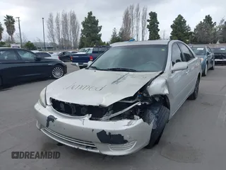 2005 Toyota Camry STD z VIN 4T1BE32K95U610596, wystawiony jako IAAI lot #41908876 z przebiegiem 249 640 mil mil oraz . Historia ofert i sprzedaży dostępna na DreamBid. Obrazek 6.