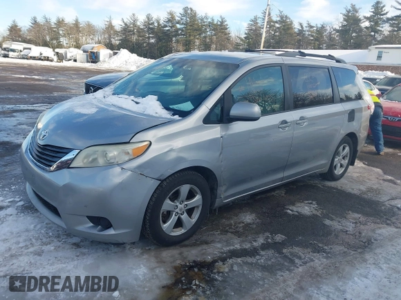 2012 Toyota Sienna LE AAS z VIN 5TDKK3DC2CS245540, wystawiony jako IAAI lot #41622653 z przebiegiem 226 969 mil mil oraz . Historia ofert i sprzedaży dostępna na DreamBid. Obrazek 18.