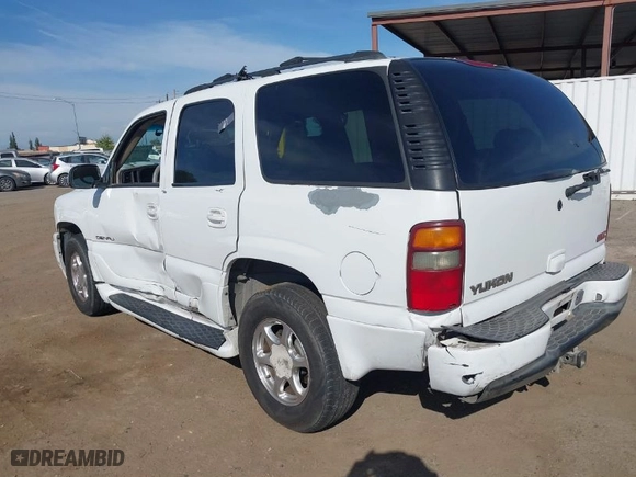 2002 GMC Yukon Denali with VIN 1GKEK63U32J186913, listed as a IAAI auction lot 42030562 with 220,156 mi miles. Bid and sale history available at carsss.com. Image 3.