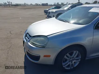 2008 Volkswagen Jetta SE z VIN 3VWRM71KX8M191212, wystawiony jako IAAI lot #42660632 z przebiegiem 198 459 mil mil oraz . Historia ofert i sprzedaży dostępna na DreamBid. Obrazek 6.
