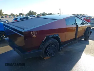 2024 Tesla Cybertruck z VIN 7G2CEHED3RA021703, wystawiony jako IAAI lot #41392666 z przebiegiem 7 244 mil mil oraz . Historia ofert i sprzedaży dostępna na DreamBid. Obrazek 4.