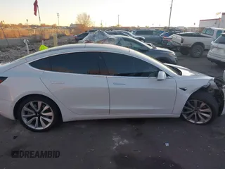 2018 Tesla Model 3 Long Range Battery z VIN 5YJ3E1EB4JF067895, wystawiony jako IAAI lot #41280101 z przebiegiem Nie podano mil oraz . Historia ofert i sprzedaży dostępna na DreamBid. Obrazek 12.