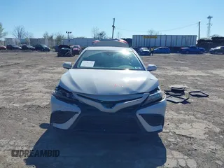 2023 Toyota Camry SE z VIN 4T1T11BK4PU102236, wystawiony jako IAAI lot #42001524 z przebiegiem 50 818 mil mil oraz . Historia ofert i sprzedaży dostępna na DreamBid. Obrazek 12.
