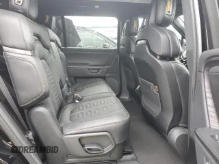 2025 Rivian R1S Adventure z VIN 7PDSGBBA2SN047518, wystawiony jako Copart lot #47992215 z przebiegiem 3836 mil mil oraz Szkody całkowita. Historia ofert i sprzedaży dostępna na DreamBid. Obrazek 11.
