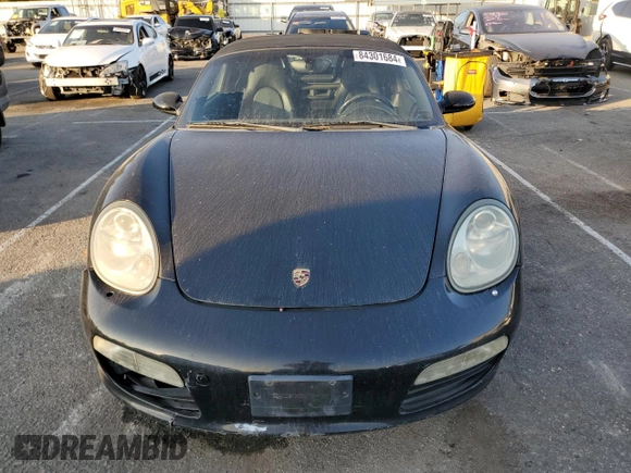 2005 Porsche Boxster z VIN WP0CA29885U711749, wystawiony jako Copart lot #84301684 z przebiegiem 272 856 mil mil oraz Szkoda całkowita • Salvage title. Historia ofert i sprzedaży dostępna na DreamBid. Obrazek 5.