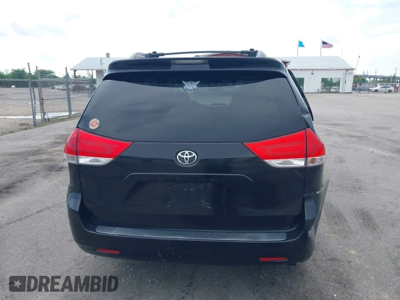 2014 Toyota Sienna LE AAS z VIN 5TDKK3DC1ES506563, wystawiony jako IAAI lot #42108481 z przebiegiem 173 831 mil mil oraz . Historia ofert i sprzedaży dostępna na DreamBid. Obrazek 16.