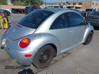 2005 Volkswagen Beetle GL with VIN 3VWBK31C95M403330, listed as a IAAI auction lot 42134616 with 152,736 mi miles and . Bid and sale history available at DreamBid. Image 4.
