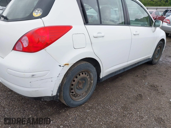 2009 Nissan Versa SL z VIN 3N1BC13E19L401296, wystawiony jako IAAI lot #42326812 z przebiegiem 178 756 mil mil oraz . Historia ofert i sprzedaży dostępna na DreamBid. Obrazek 13.