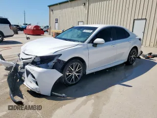 2022 Toyota Camry SE z VIN 4T1G11AK0NU662951, wystawiony jako Copart lot #54016105 z przebiegiem 57 967 mil mil oraz Szkoda całkowita • Salvage title. Historia ofert i sprzedaży dostępna na DreamBid. Obrazek 1.