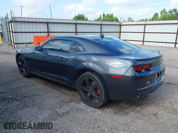 2010 Chevrolet Camaro 1LT z VIN 2G1FB1EV0A9196374, wystawiony jako IAAI lot #42515146 z przebiegiem 231 636 mil mil oraz . Historia ofert i sprzedaży dostępna na DreamBid. Obrazek 3.