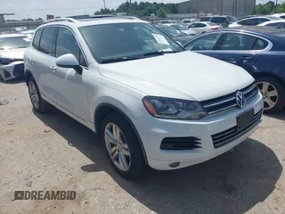 2012 Volkswagen Touareg Lux z VIN WVGEF9BP2CD007138, wystawiony jako IAAI lot #42544593 z przebiegiem 156 217 mil mil oraz . Historia ofert i sprzedaży dostępna na DreamBid. Obrazek 1.