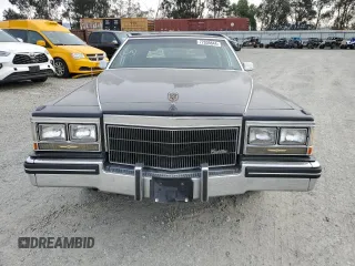1984 Cadillac Fleetwood Brougham z VIN 1G6AW6989E9036452, wystawiony jako Copart lot #77039844 z przebiegiem 23 337 mil mil oraz Szkoda całkowita • Salvage title. Historia ofert i sprzedaży dostępna na DreamBid. Obrazek 5.