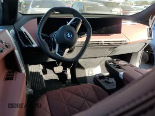 2023 BMW iX M60 z VIN WB533CF05PCL46241, wystawiony jako Copart lot #77515293 z przebiegiem 4925 mil mil oraz . Historia ofert i sprzedaży dostępna na DreamBid. Obrazek 8.