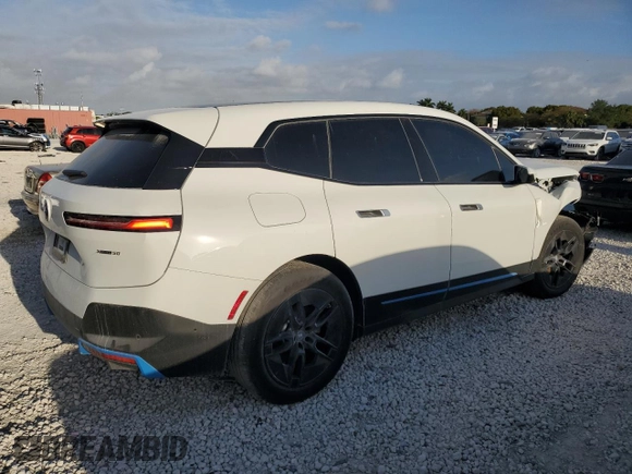 2024 BMW iX xDrive50 z VIN WB523CF02RCS04556, wystawiony jako Copart lot #51800655 z przebiegiem 7 915 mil mil oraz Czysty tytuł • Clean title. Historia ofert i sprzedaży dostępna na DreamBid. Obrazek 3.