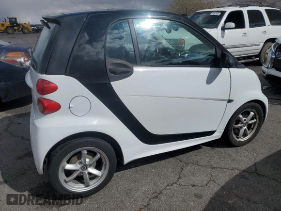 2015 Smart fortwo Passion z VIN WMEEJ3BA5FK812094, wystawiony jako Copart lot #48247405 z przebiegiem 79 913 mil mil oraz Szkody całkowita. Historia ofert i sprzedaży dostępna na DreamBid. Obrazek 3.